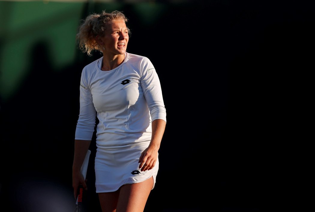 Kateřina Siniaková během zápasu prvního kola Wimbledonu