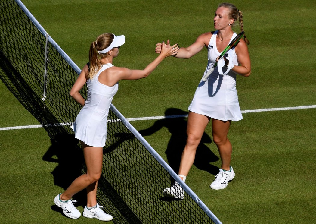 Barbora Štefková (vlevo) gratuluje své soupeřce Kiki Bertensové k postupu do druhého kola Wimbledonu