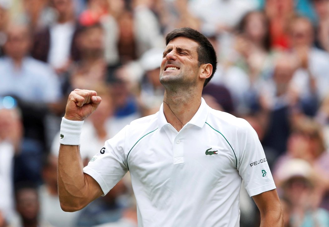 Světová tenisová jednička Novak Djokovič se raduje po postupu do dalšího kola ve Wimbledonu