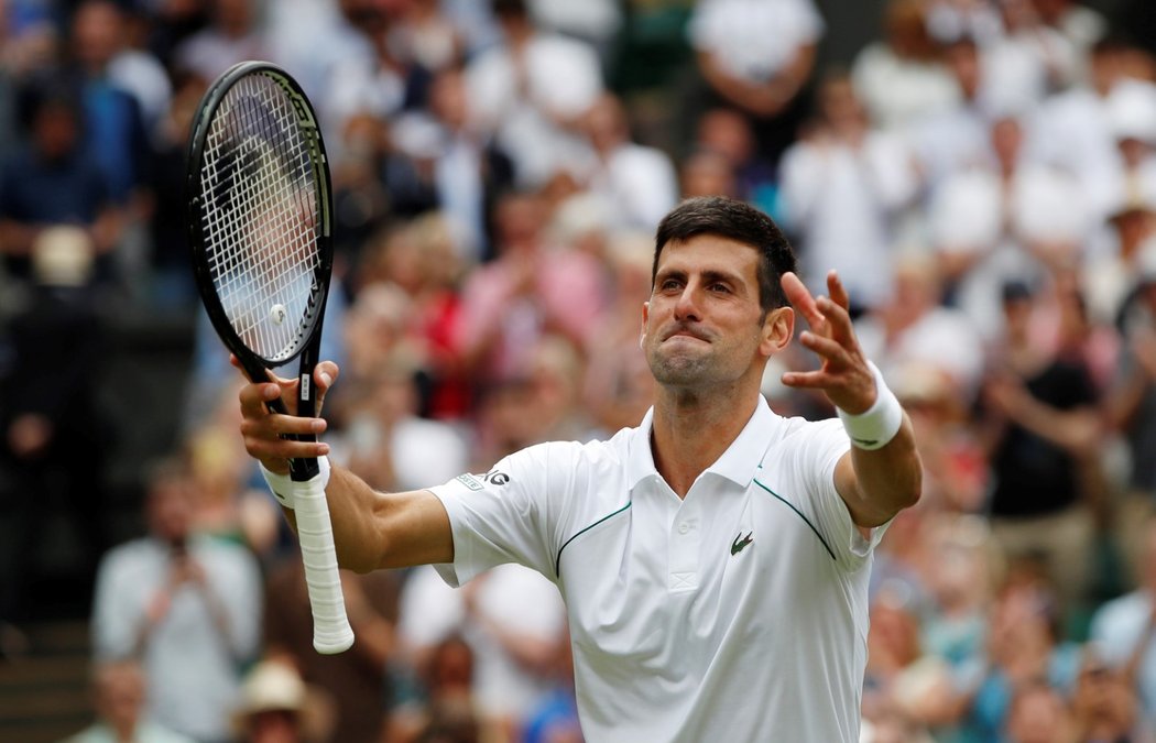 Srbský tenista Novak Djokovič se raduje ve Wimbledonu z postupu do dalšího kola