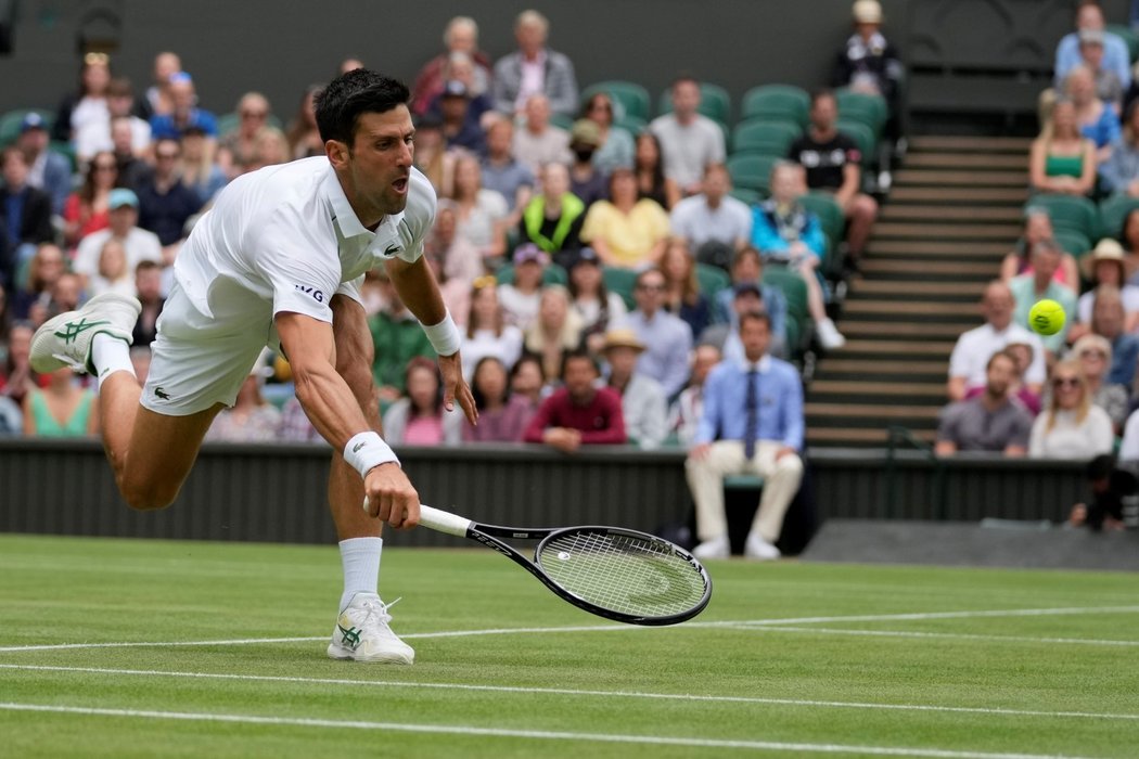 Novak Djokovič na trávě ve Wimbledonu