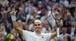 Švýcarská tenisová legenda Roger Federer zdraví fanoušky ve Wimbledonu