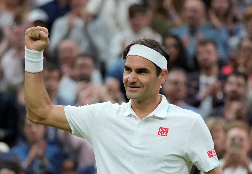 Legendární tenista Roger Federer na trávníku ve Wimbledonu