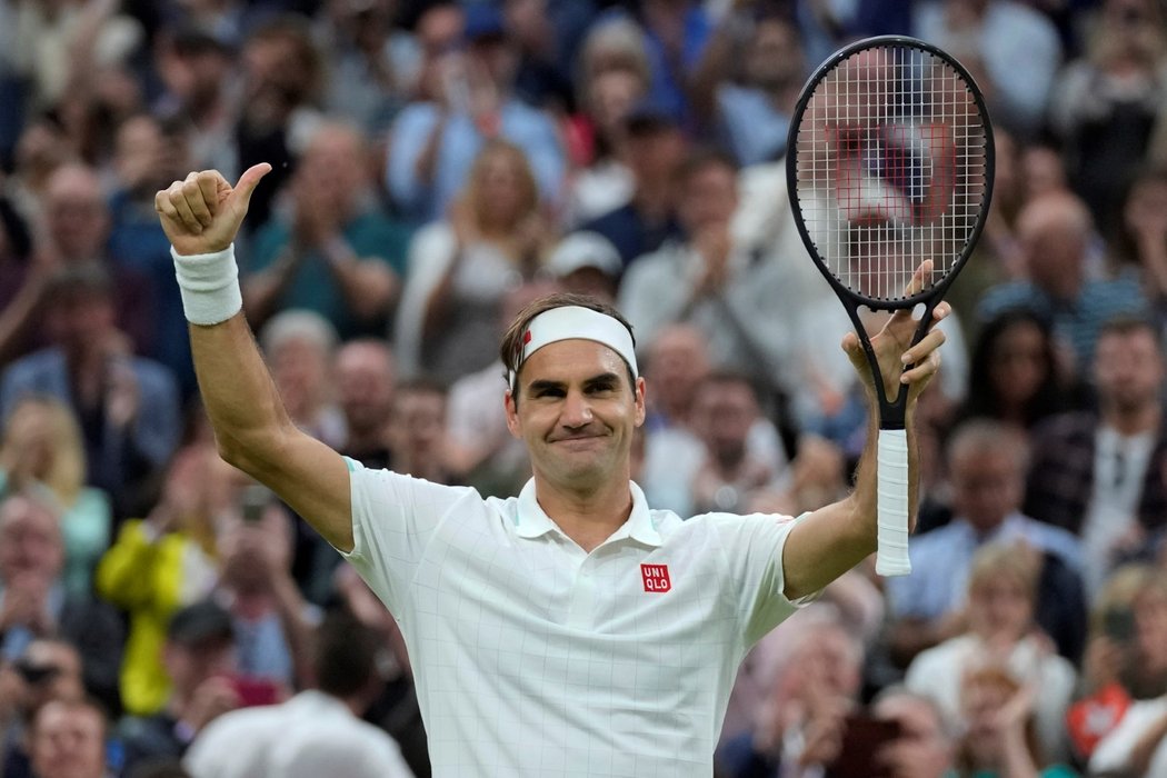 Švýcarská tenisová legenda Roger Federer zdraví fanoušky ve Wimbledonu