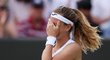 Marii Bouzkovou postup do čtvrtfinále Wimbledonu dojal k slzám