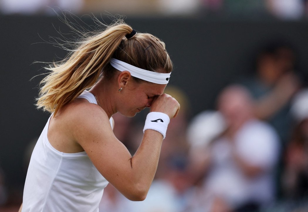 Marii Bouzkovou postup do čtvrtfinále Wimbledonu dojal k slzám