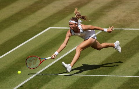 Marie Bouzková během osmifinále Wimbledonu