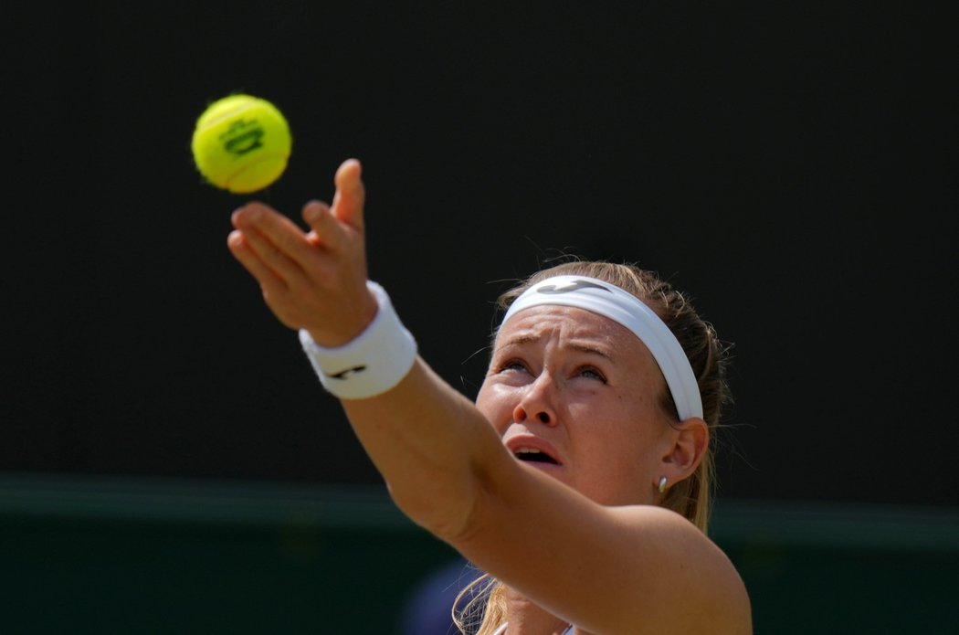 Marie Bouzková během osmifinále Wimbledonu