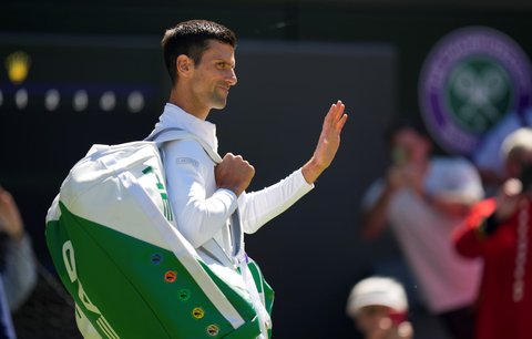 Novak Djokovič při nástupu na wimbledonský centrkurt