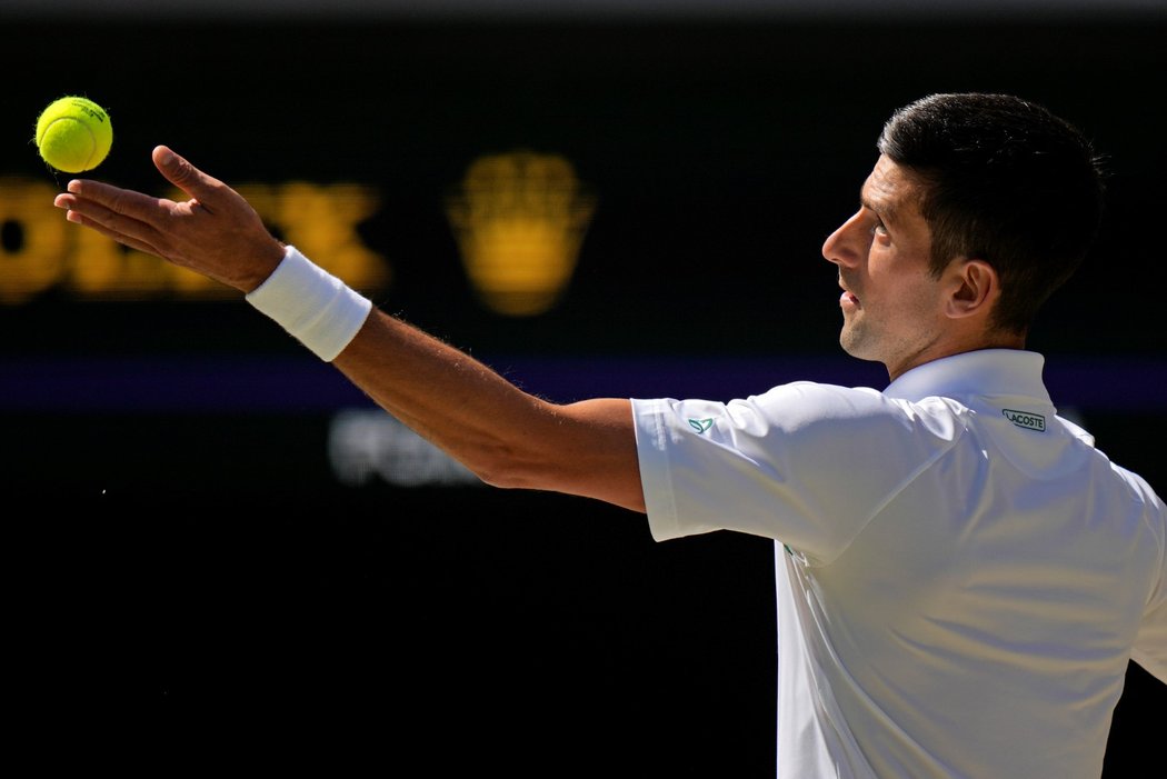 Novak Djokovič během semifinále Wimbledonu s Cameronem Norriem