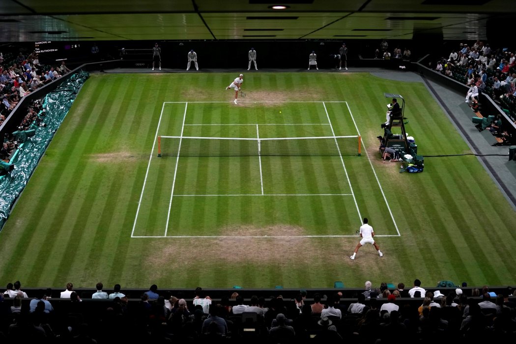 Wimbledonský centrkurt během zápasu Djokovič - Van Rijthovem