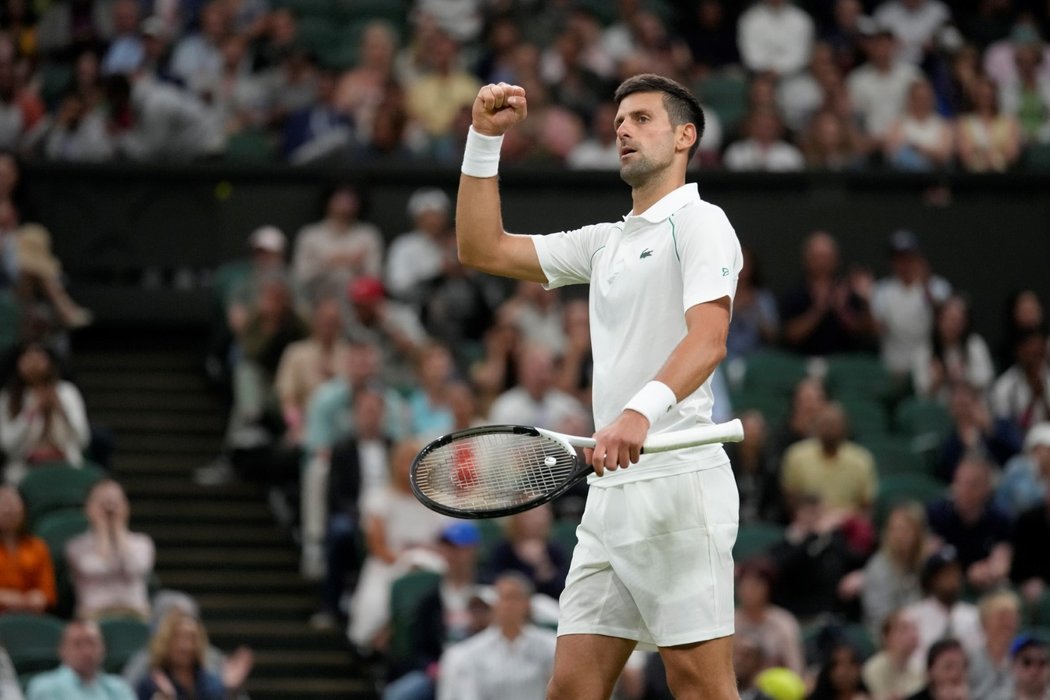 Novak Djokovič se raduje během duelu s Van Rijthovenem