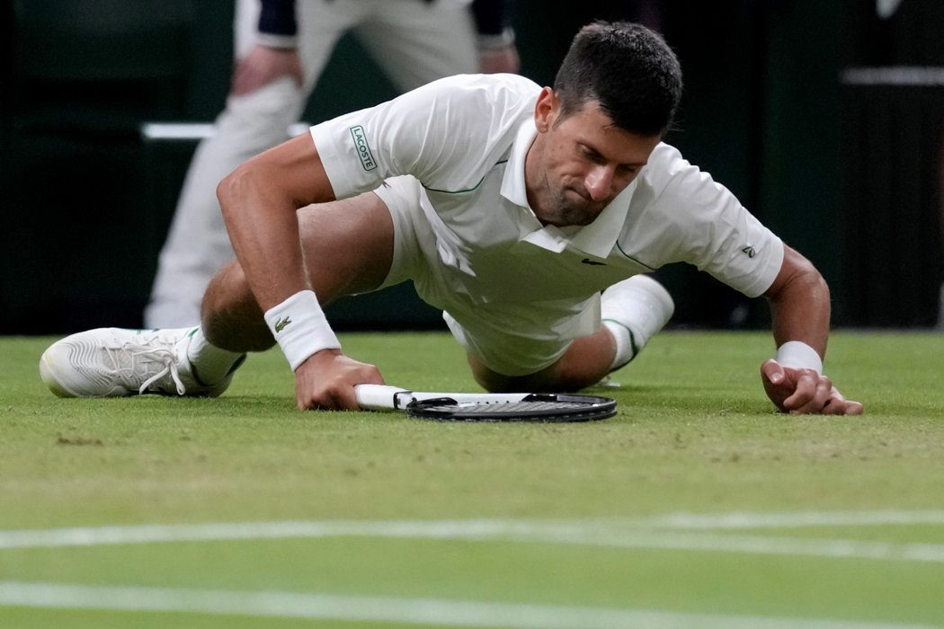 Pád Novaka Djokoviče během souboje ve 4. kole Wimbledonu