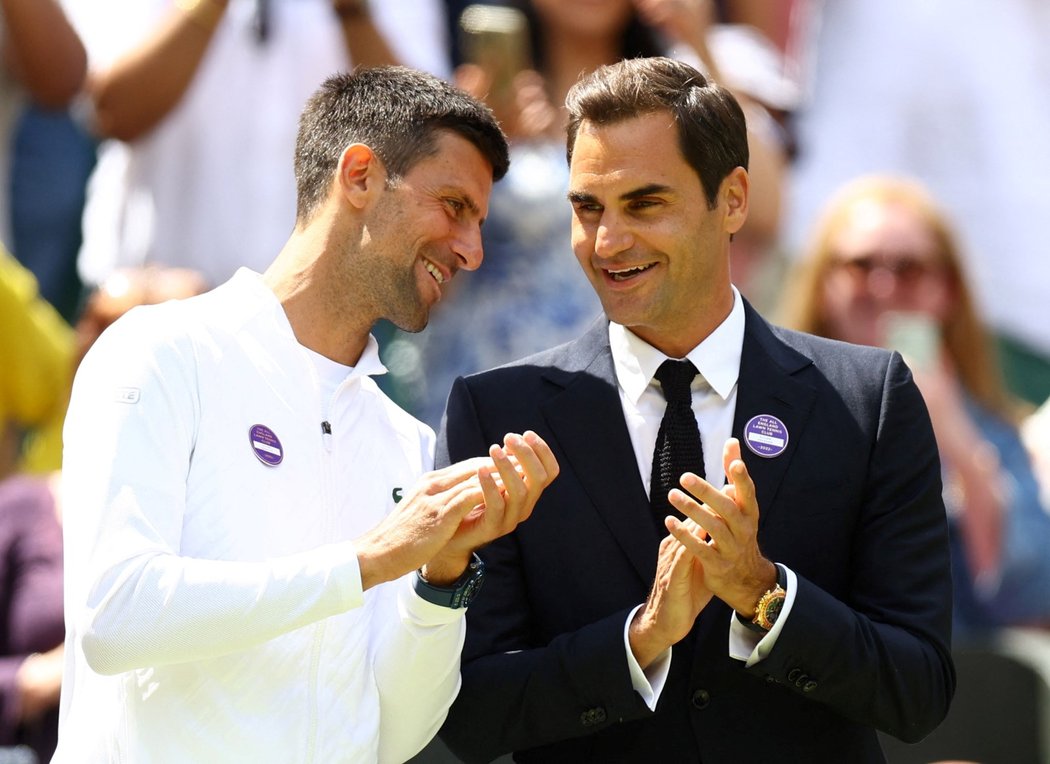 Novak Djokovič a Roger Federer se baví při slavnostním ceremoniálu