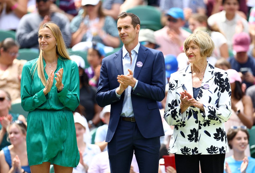 Petra Kvitová, Andy Murray a Margaret Courtová tleskají při slavnostním ceremoniálu na Wimbledonu
