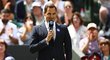 Švýcar Roger Federer mluví během ceremoniálu na Wimbledonu