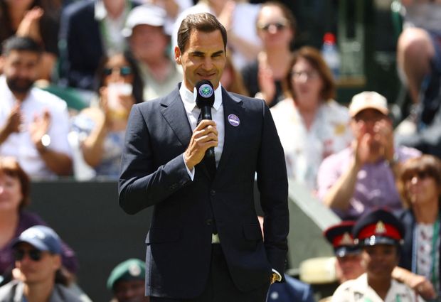 Švýcar Roger Federer mluví během ceremoniálu na Wimbledonu Švýcar Roger Federer mluví během ceremoniálu na Wimbledonu