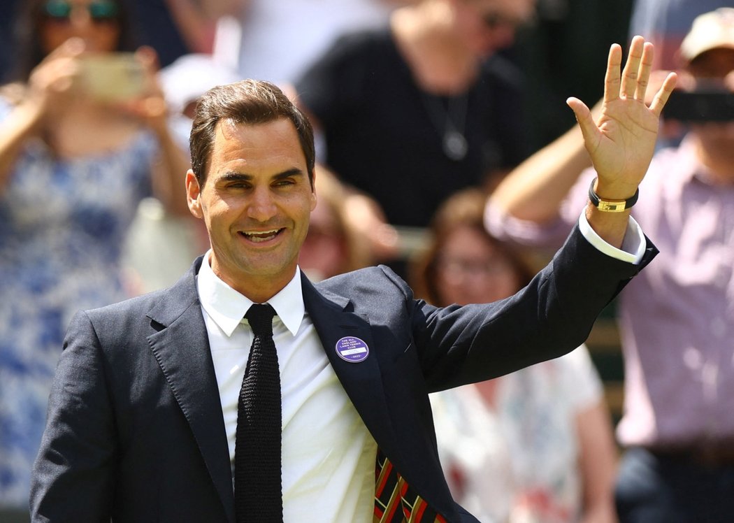 Roger Federer zdravil diváky na centrálním kurtu