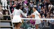 Serena Williamsová gratuluje své přemožitelce Harmony Tanové
