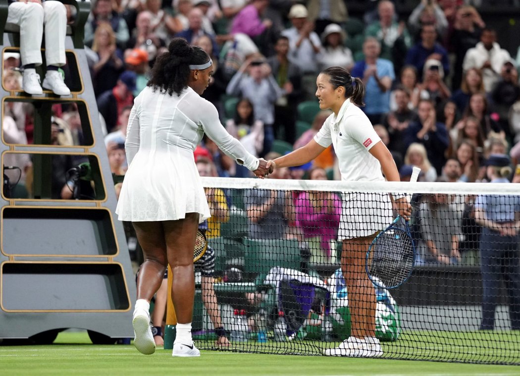 Mimo neukázněné fanoušky je velkým pozdvižením letošního Wimbledonu Harmony Tanová, která vyřadila legendární Serenu Williamsovou