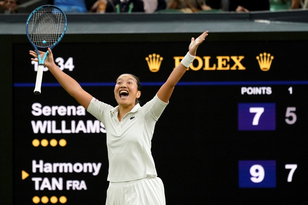 Mimo neukázněné fanoušky je velkým pozdvižením letošního Wimbledonu Harmony Tanová, která vyřadila legendární Serenu Williamsovou