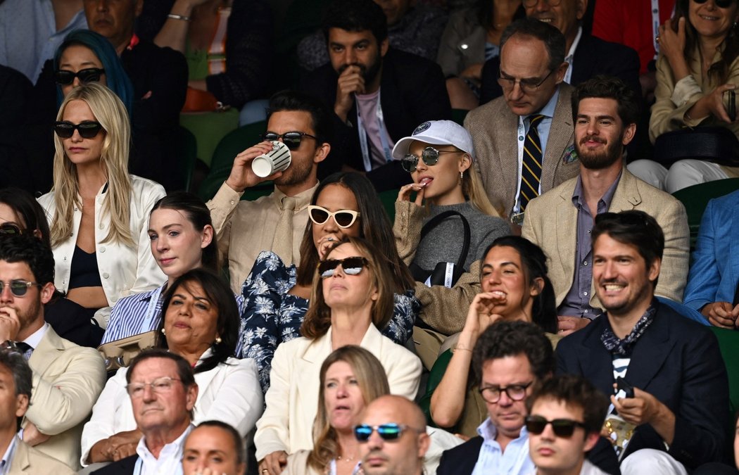 Zpěvačka Ariana Grande s herci Andrewem Garfieldem (vpravo) a Jonathanem Bailyem na finále Wimbledonu