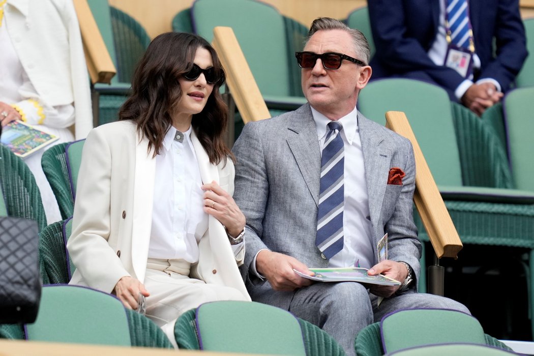 Britský herec Daniel Craig s manželkou a rovněž herečkou Rachel Weisz sledují finále Wimbledonu