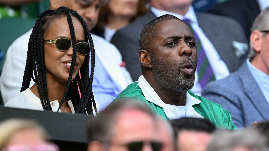 Slavný britský herec Idris Elba sleduje finále Wimbledonu mezi Carlosem Alcarazem a Novakem Djokovičem