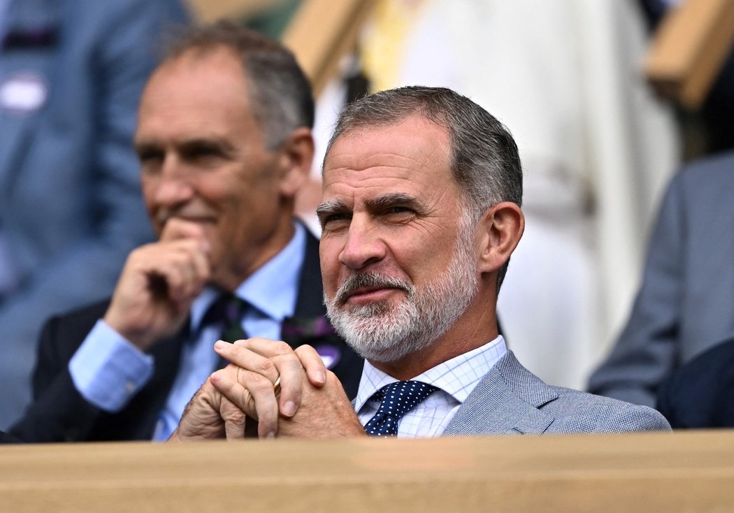 Španělský král Filip VI. sleduje ve finále Wimbledonu Carlose Alcaraze