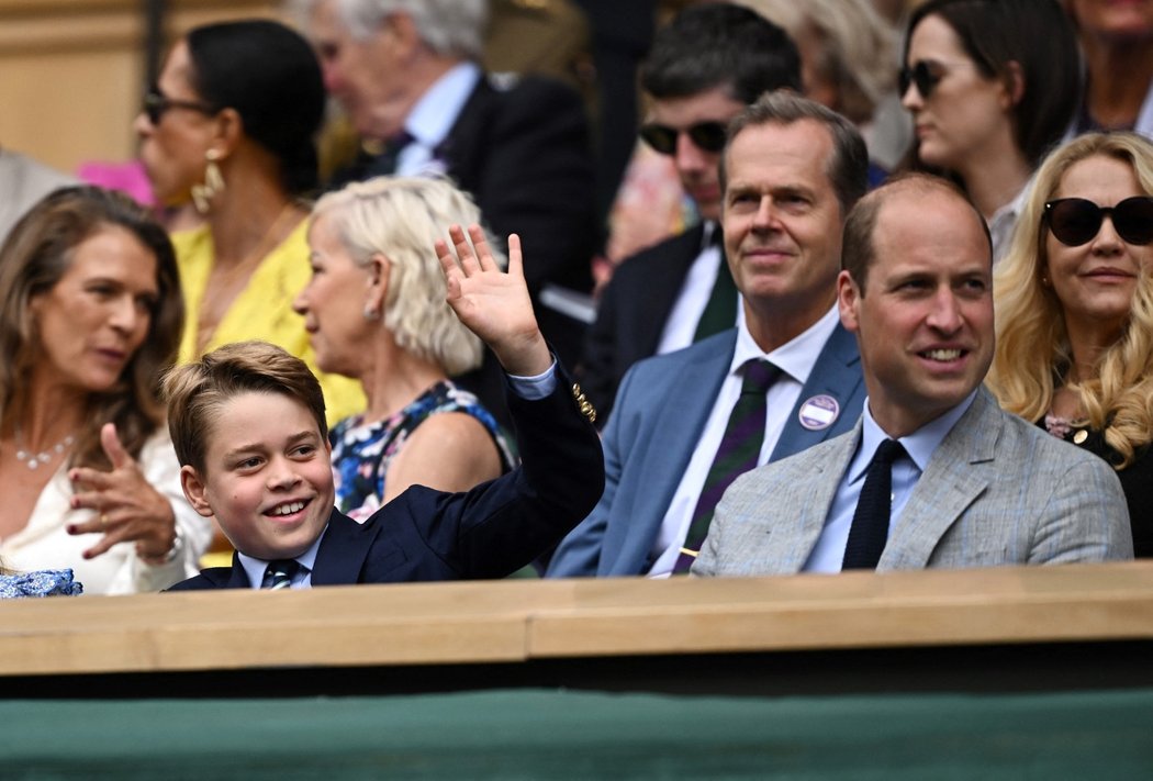 Princ William (vpravo) se synem Georgem sledují finále Wimbledonu