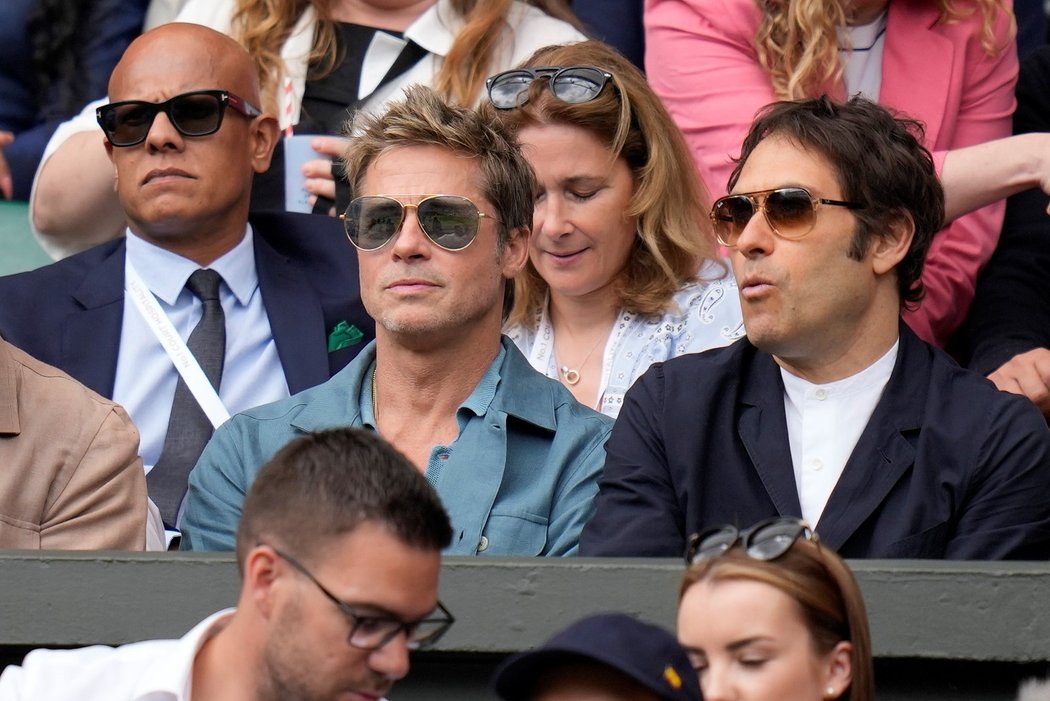 Souboj Novaka Djokoviče a Carlose Alcaraze ve Wimbledonu si nenechal ujít ani americký herec Brad Pitt