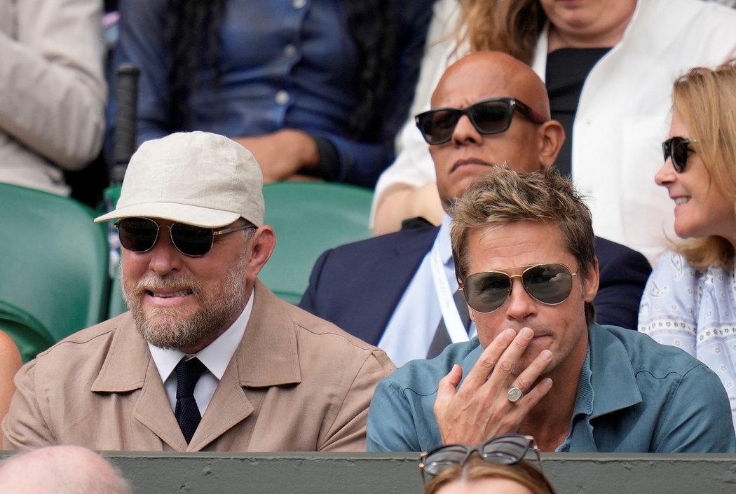 Finále Wimbledonu po boku herce Brada Pitta (vpravo) sleduje také známý režisér Guy Ritchie (vlevo)