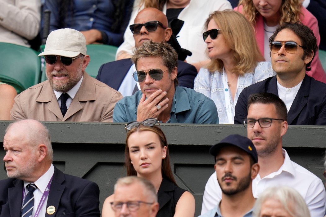 Hollywoodský herec Brad Pitt sleduje finále mužské dvouhry ve Wimbledonu