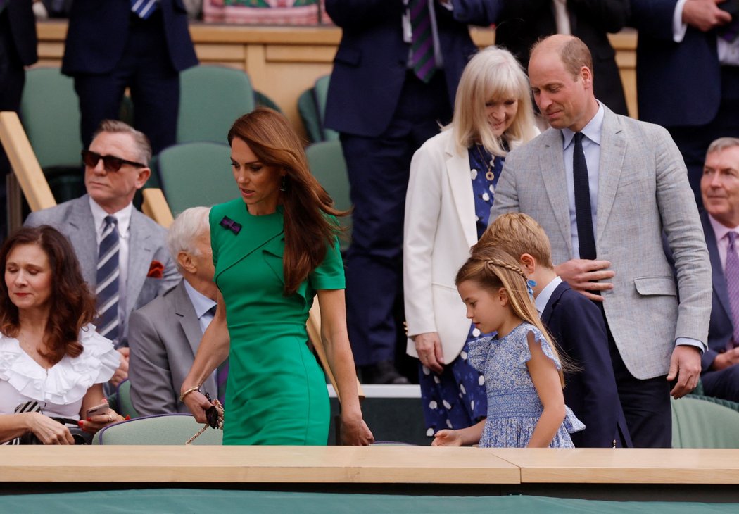 Princ William a vévodkyně Kate s dětmi přicházejí sledovat finále Wimbledonu