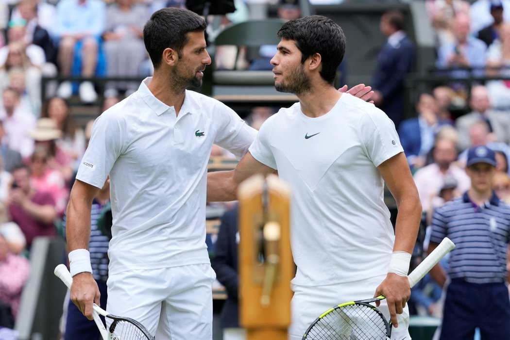 Novak Djokovič a Carlos Alcaraz se zdraví před finálovým soubojem ve Wimbledonu