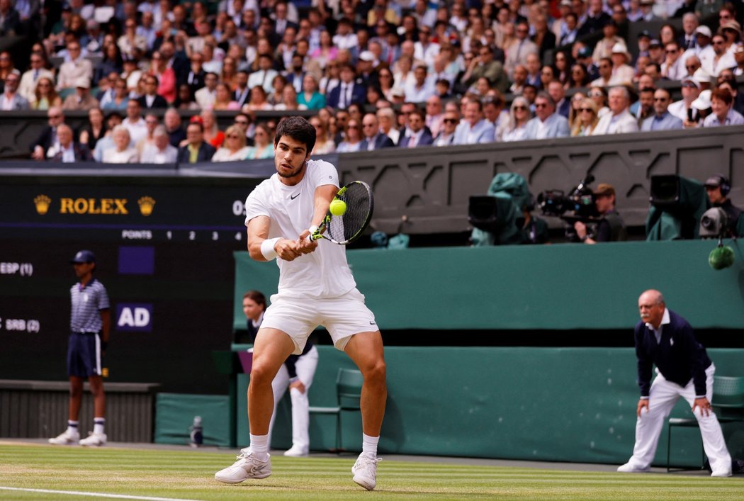 Španěl Carlos Alcaraz bojuje s Novakem Djokovičem ve finále Wimbledonu
