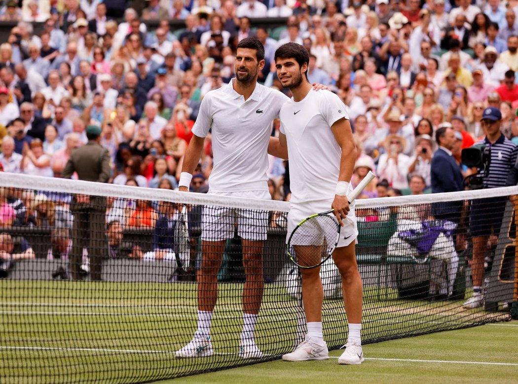 Světová jednička Carlos Alcaraz (vpravo) a dvojka Novak Djokovič před finále Wimbledonu