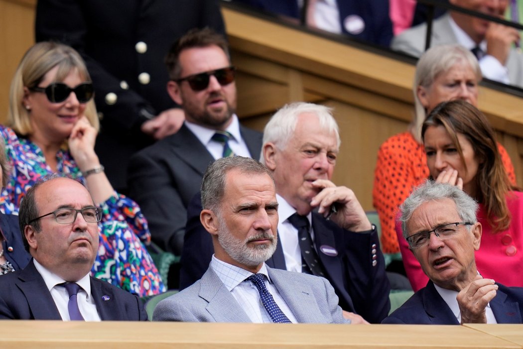 Finále Wimbledonu, ve kterém nastupuje Španěl Carlos Alcaraz, si nenechal ujít španělský král Filip VI. (uprostřed)