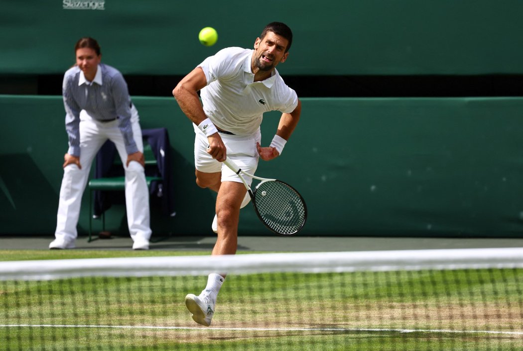 Srbský tenista Novak Djokovič bojuje ve finále Wimbledonu