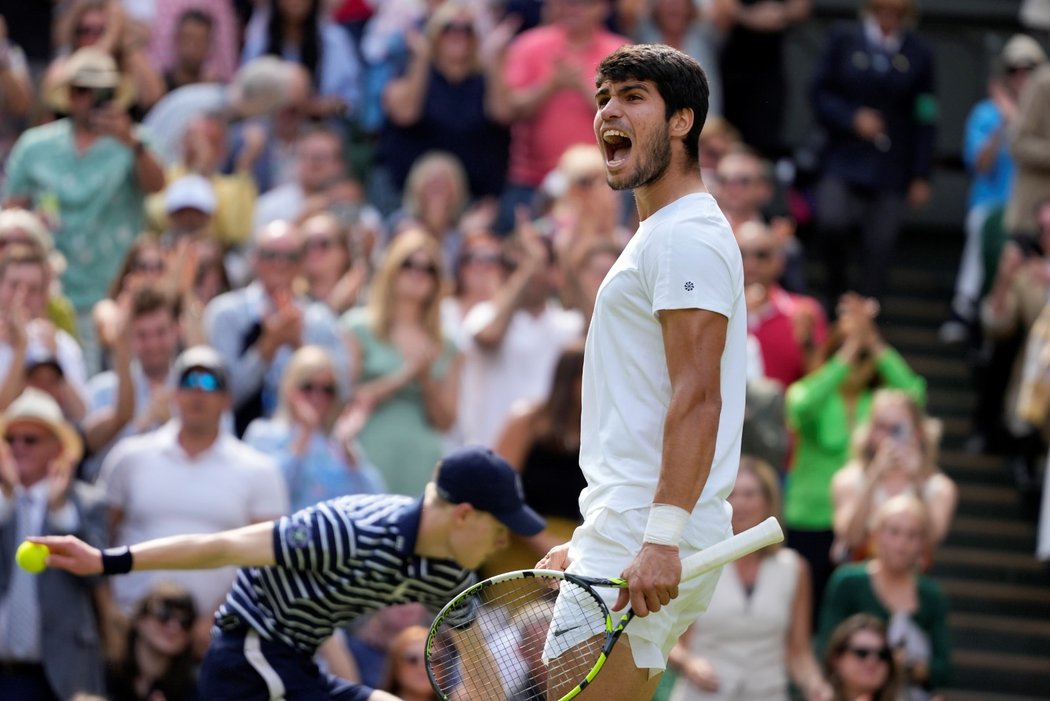 Carlos Alcaraz oslavuje srovnání finálové bitvy Wimbledonu