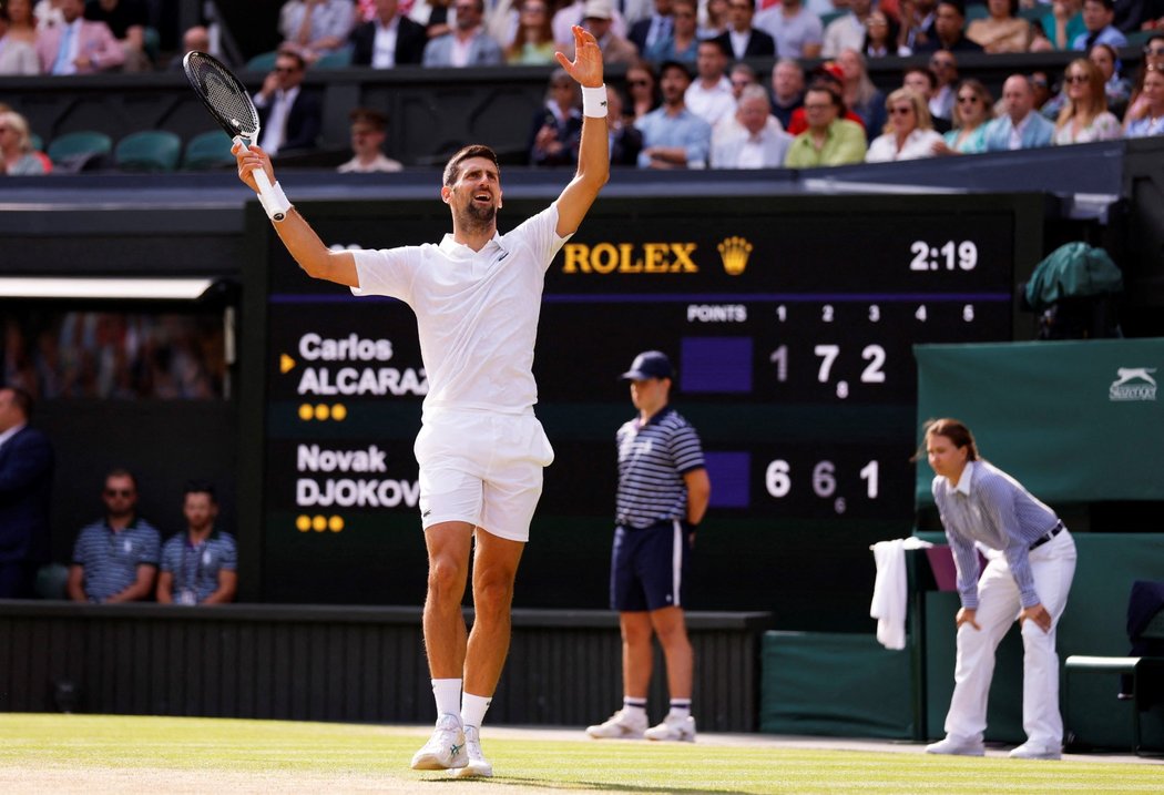 Novak Djokovič oslavuje úspěšný game ve finále Wimbledonu
