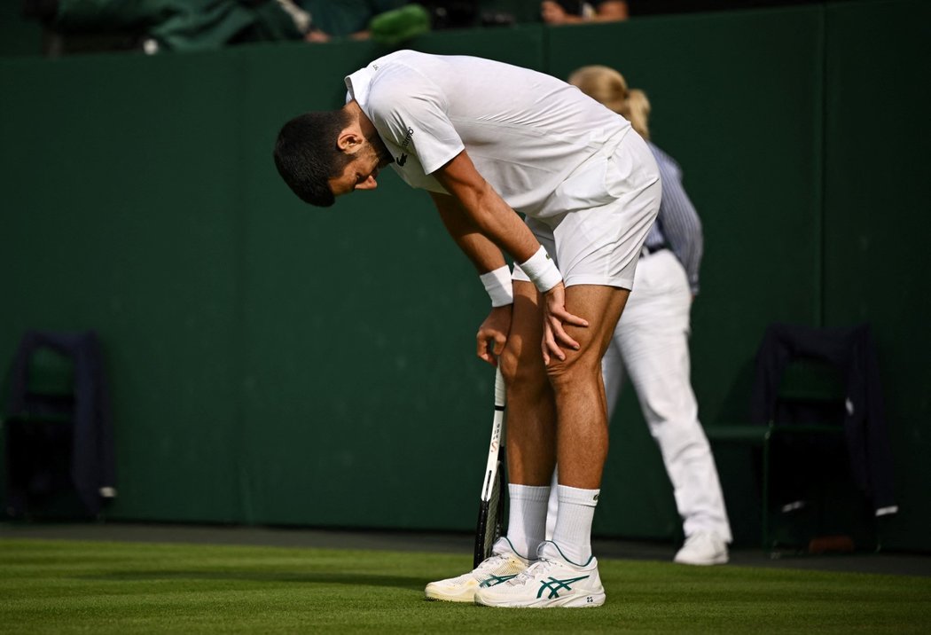 Novak Djokovič ve finále Wimbledonu ztratil vedení