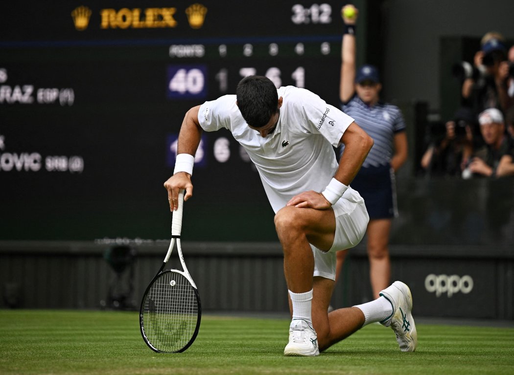 Srbský tenista Novak Djokovič se těžce zvedá ze hřiště