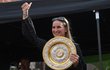 Wimbledonská šampionka Markéta Vondroušová s úsměvem vítá davy lidí, které dorazily na Staré náměstí v Sokolově