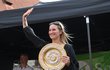 Markéta Vondroušová s trofejí z Wimbledonu zdraví fanoušky v rodném Sokolově