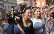 Vítězka Wimbledonu Markéta Vondroušová přichází na pódium na Starém náměstí v rodném Sokolově