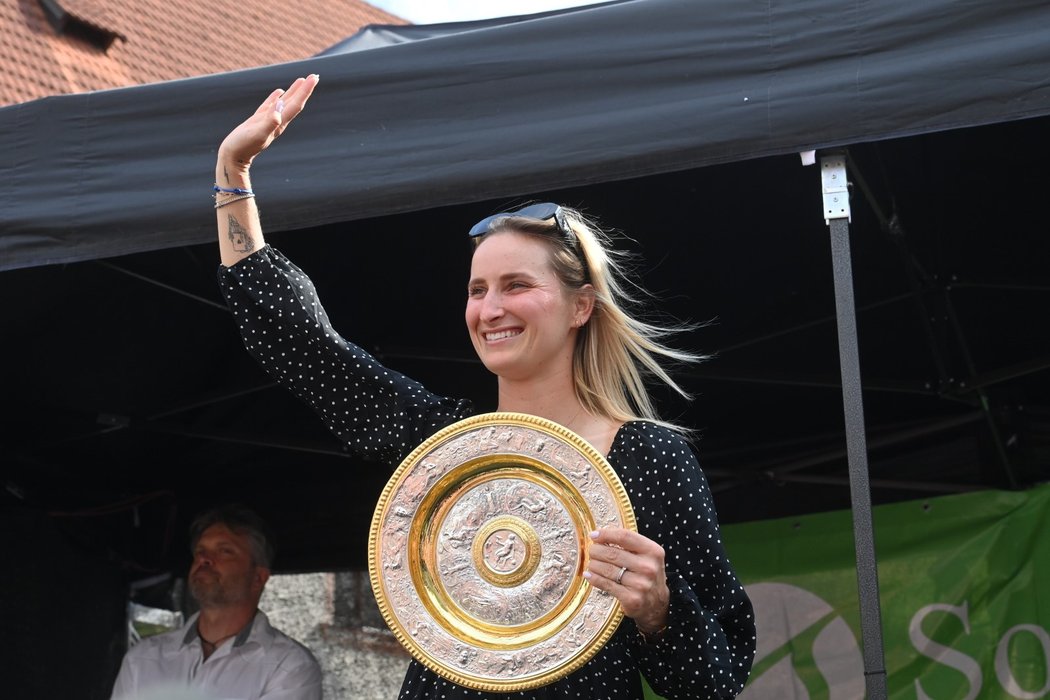 Markéta Vondroušová s trofejí z Wimbledonu zdraví fanoušky v rodném Sokolově