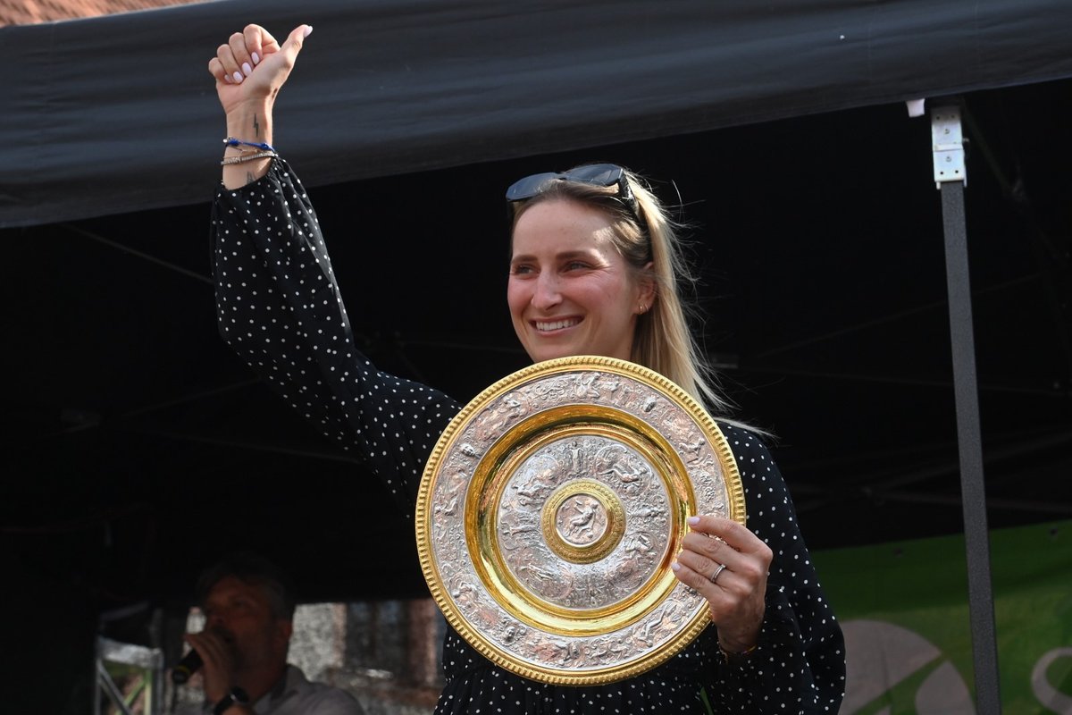 Wimbledonská šampionka Markéta Vondroušová s úsměvem vítá davy lidí, které dorazily na Staré náměstí v Sokolově