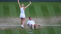 Kateřina Siniaková slaví triumf ve finále čtyřhry ve Wimbledonu nad ležícím parťákem Semem Verbeekem