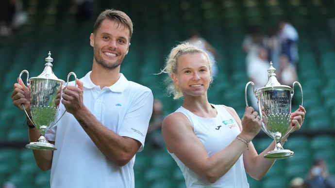 Kateřina Siniaková a Sem Verbeek s trofejemi pro vítěze smíšené čtyřhry ve Wimbledonu